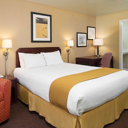 Days Inn By Wyndham Pinole Berkeley Bagian luar foto