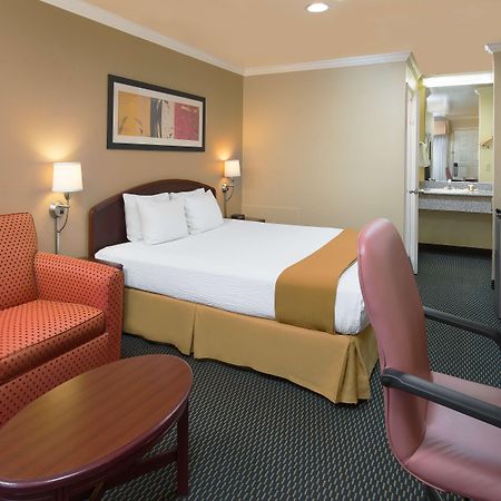 Days Inn By Wyndham Pinole Berkeley Bagian luar foto