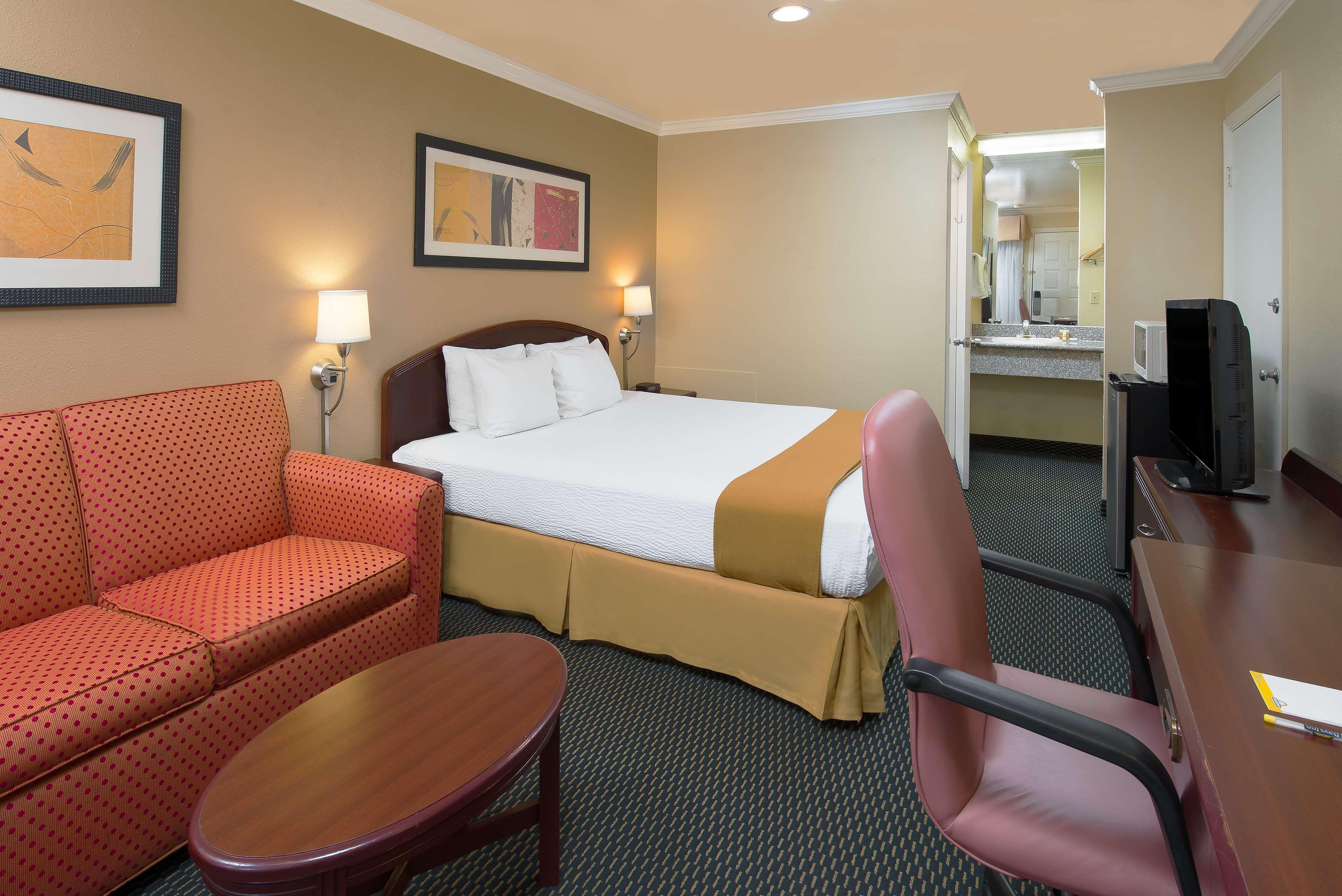 Days Inn By Wyndham Pinole Berkeley Bagian luar foto