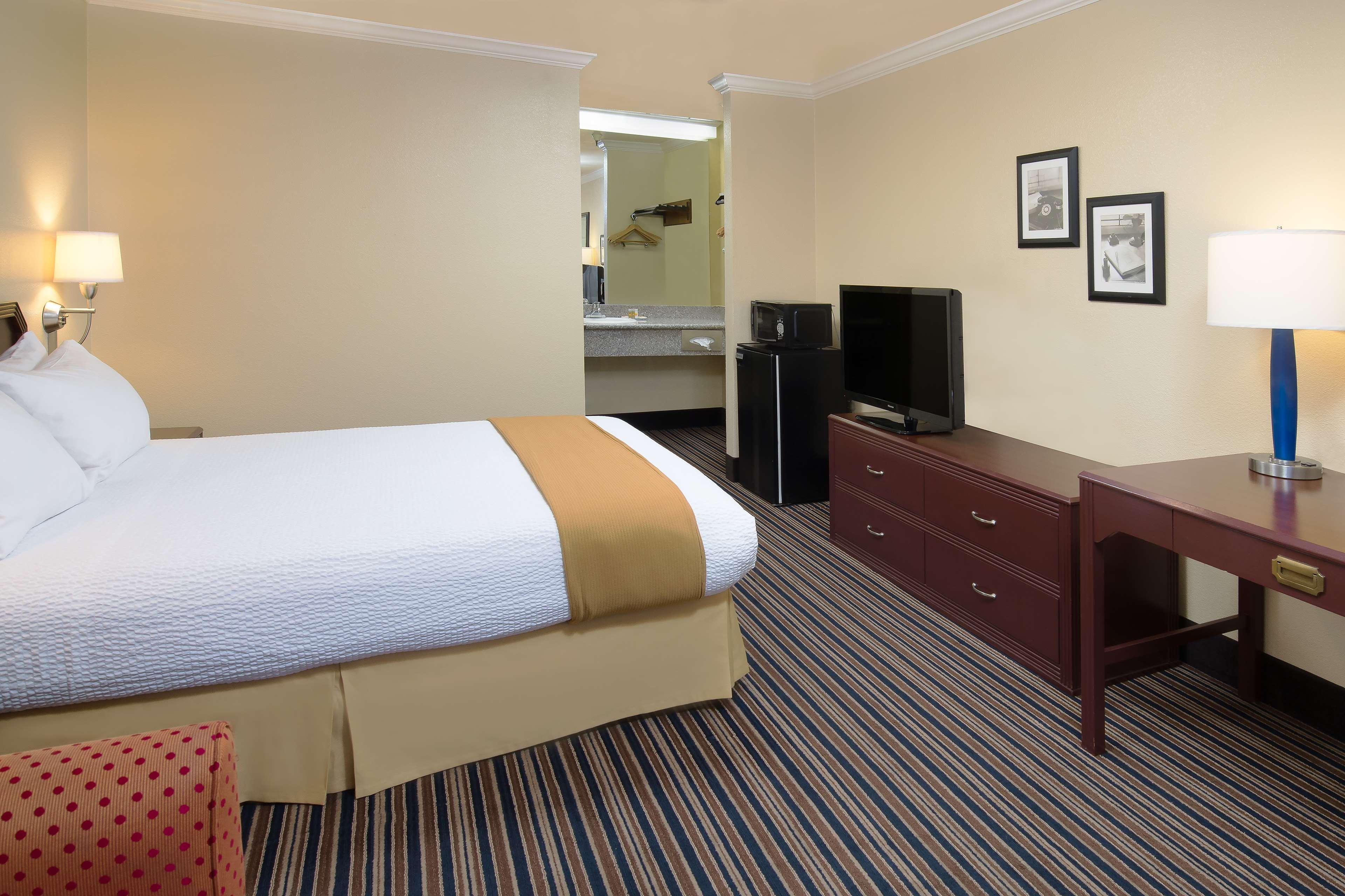 Days Inn By Wyndham Pinole Berkeley Bagian luar foto