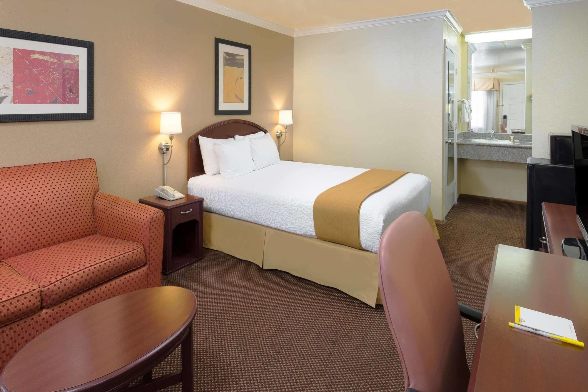 Days Inn By Wyndham Pinole Berkeley Bagian luar foto