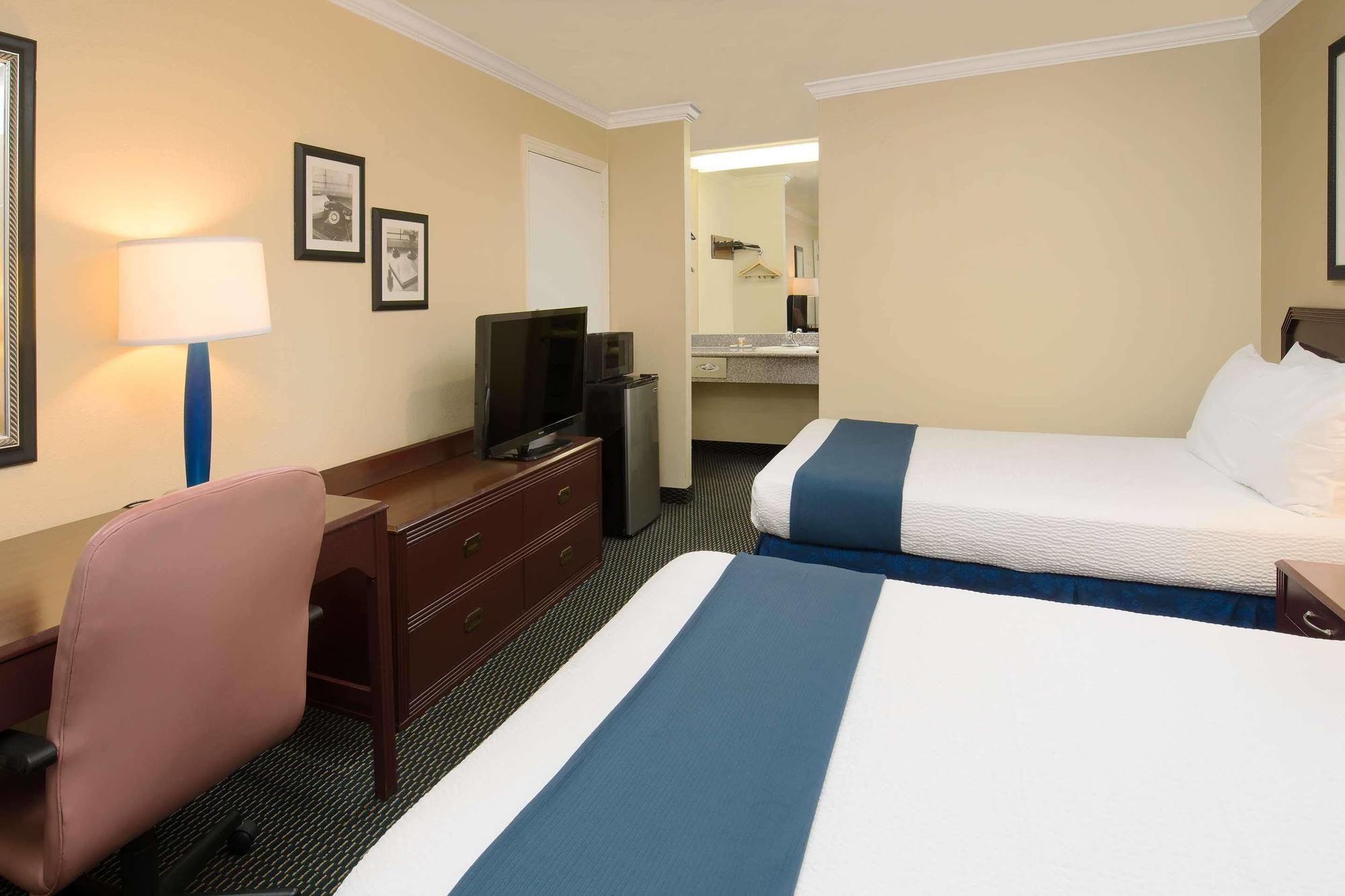 Days Inn By Wyndham Pinole Berkeley Bagian luar foto
